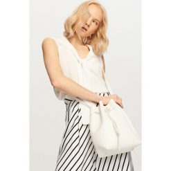 Torebka typu worek - Biały. Białe torebki do ręki damskie Reserved, bez wzorów, bez dodatków. W wyprzedaży za 29.99 zł.