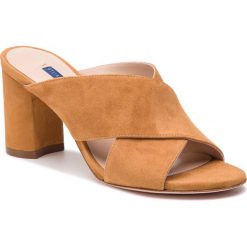 Klapki STUART WEITZMAN - Galene ZL77301 Bridle Suede. Brązowe klapki damskie Stuart Weitzman, bez wzorów, ze skóry, bez obcasa, na obcasie, bez zapięcia. W wyprzedaży za 1,129.00 zł.