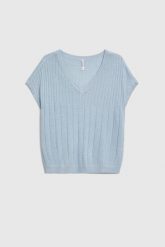 Sweter z krótkimi rękawami błękitny. Niebieskie swetry damskie MOODO, l, bez wzorów, z wiskozy, bez kołnierzyka, bez ramiączek, krótkie, bez kaptura. Za 99.99 zł.