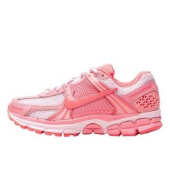Buty do chodzenia dla dorosłych Nike Zoom Vomero 5 Coral Chalk Hot Punch. Czerwone obuwie sportowe damskie Nike, bez wzorów, z materiału, trekkingowe, nike zoom. Za 829.45 zł.