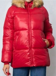 Pikowana kurtka puffer - czerwony. Czerwone kurtki damskie Sinsay, l, bez wzorów, bez kaptura. Za 99.99 zł.
