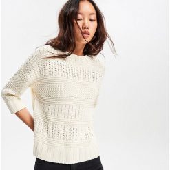 Sweter z ozdobnymi splotami - Kremowy. Swetry damskie marki Reserved. W wyprzedaży za 49.99 zł.
