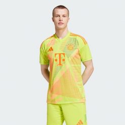 Koszulka FC Bayern 24/25 Goalkeeper. Żółte koszulki sportowe męskie Adidas, m, bez wzorów, z materiału, bez kołnierzyka, bez ramiączek, do piłki nożnej. Za 449.00 zł.