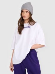 4F T-shirt loose z nadrukiem damski - biały L. Białe koszulki sportowe damskie 4f, l, bez wzorów, z materiału, bez kołnierzyka, bez ramiączek, snowboardowy. Za 79.99 zł.
