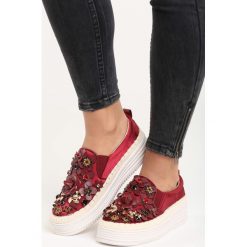 Bordowe Slip On I'm Real Maniac. Czerwone trampki i tenisówki damskie Born2be, z aplikacjami, z satyny, bez zapięcia. Za 39.99 zł.