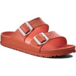 Klapki BIRKENSTOCK - Arizona 1003509 Scuba Coral. Brązowe klapki damskie Birkenstock, z tworzywa sztucznego. Za 136.00 zł.
