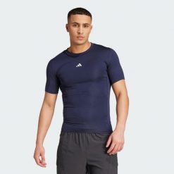 Koszulka TECHFIT Compression Training. Niebieskie buty sportowe męskie Adidas, bez wzorów, z materiału, bez kołnierzyka, bez ramiączek, na fitness i siłownię, techfit (adidas). Za 149.00 zł.