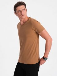 Klasyczna męska bawełniana koszulka z dekoltem w serek BASIC – brązowa V8 OM-TSBS-0145 - S. Brązowe t-shirty męskie Ombre Clothing, m, bez wzorów, z bawełny, klasyczne, bez kołnierzyka. W wyprzedaży za 24.99 zł.