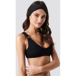 Camille Botten x NA-KD Tortoise Detail Smocked Bikini Top - Black. Bikini damskie marki Camille Botten x NA-KD. Za 121.95 zł.