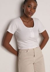 Biały Prążkowany Top Bawełniany z Guzikami przy Dekolcie Nedera. Białe bluzki damskie Born2be, m, bez wzorów, z bawełny, klasyczne, bez kołnierzyka, bez ramiączek. Za 39.99 zł.