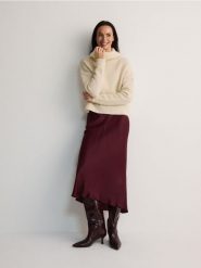 Sweter z kołnierzem - kremowy. Białe swetry damskie Reserved, l, bez wzorów, z dzianiny, bez kołnierzyka, bez ramiączek, bez kaptura. W wyprzedaży za 39.99 zł.