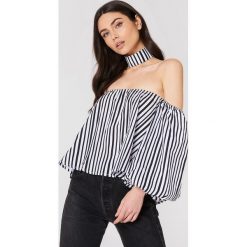 Boohoo Bluzka w paski z odkrytymi ramionami - Black,Multicolor. Czarne bluzki damskie marki Boohoo, bez wzorów, z bawełny, bez kołnierzyka, bez ramiączek. W wyprzedaży za 24.28 zł.