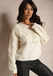 Beżowy Sweter o Pudełkowym Kroju z Kwiatową Aplikacją Zdobioną Perełkami Hedilie. Brązowe swetry damskie Renee, z aplikacjami, biznesowe, bez kołnierzyka, bez ramiączek, długie, bez kaptura. Za 159.99 zł.