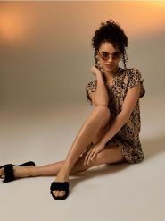 Skórzane klapki z kokardą - czarny. Czarne klapki damskie Sinsay, bez wzorów, bez obcasa. Za 69.99 zł.