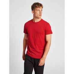 Koszulka Hummel Red Basic. Czerwone koszulki sportowe męskie Hummel, m, bez wzorów, z bawełny, bez kołnierzyka, bez ramiączek, na fitness i siłownię. Za 39.00 zł.