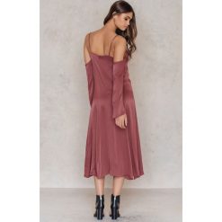 NA-KD Party Sukienka bieliźniana z odkrytymi ramionami - Red. Sukienki damskie marki NA-KD Party. W wyprzedaży za 38.98 zł.