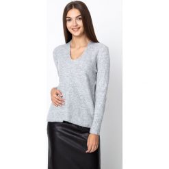Szary sweter z dekoltem V QUIOSQUE. Szare swetry damskie QUIOSQUE, ze splotem, z dekoltem w serek. Za 159.99 zł.