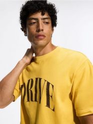 T-shirt boxy z nadrukiem - musztardowy. T-shirty męskie Reserved, l, bez wzorów, z bawełny, bez kołnierzyka. Za 69.99 zł.