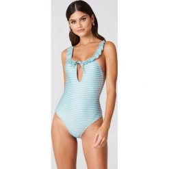 J&K Swim X NA-KD Kostium kąpielowy z wiązaniem z przodu - Green,Multicolor. Kostiumy jednoczęściowe damskie marki J&K Swim X NA-KD. W wyprzedaży za 40.18 zł.