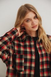 Koszula typu oversize w CZERWONĄ KRATĘ - RENO-UNI. Czerwone koszule damskie Marsala, m, bez wzorów, z tkaniny, klasyczne, bez kołnierzyka, bez ramiączek. Za 549.90 zł.
