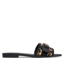 Klapki Guess. Czarne klapki damskie Guess, z aplikacjami, bez obcasa. Za 182.99 zł.
