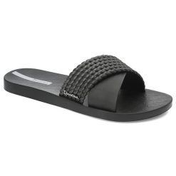 Czarne Klapki Ipanema Modne Wsuwane Obuwie Damskie. Czarne klapki damskie Ipanema, bez wzorów, eleganckie, bez obcasa, na płaskiej podeszwie. Za 99.99 zł.