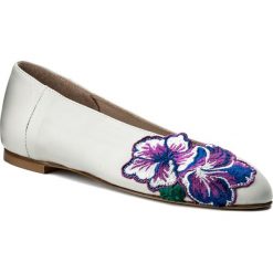 Półbuty HEGO'S MILANO - 1018-1 Nappa Avorio/Fiore. Białe półbuty damskie Hego's Milano, z materiału. W wyprzedaży za 299.00 zł.