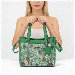 Torebka damska Laura Vita, z materiału syntetycznego z ozdobnym wzorem kwiatowym krótkie uchwyty do noszenia w dłoni regulowany pasek na ramię dekora. Zielone listonoszki damskie Laura Vita, bez wzorów, z materiału, na ramię, bez dodatków. Za 319.00 zł.
