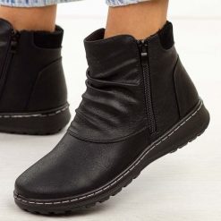 Czarne botki damskie Vinceza 87725. Czarne botki damskie VINCEZA, na jesień, ze skóry, biznesowe, z okrągłym noskiem, bez obcasa, bez zapięcia. Za 159.00 zł.