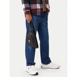Nerka Tommy Jeans. Czarne saszetki męskie Tommy Jeans, z jeansu, młodzieżowe, małe. Za 289.99 zł.