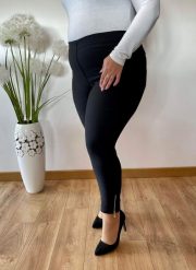 Czarne spodnie chinosy Nina z zamkami 7/8 PLUS SIZE XXL. Czarne spodnie materiałowe damskie Nasi partnerzy, plus size, bez wzorów, z elastanu. Za 159.90 zł.