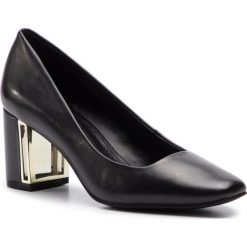 Półbuty DKNY - Gigi K4841239 Black. Czarne półbuty damskie DKNY, bez wzorów, z materiału, bez obcasa, na obcasie, bez zapięcia. W wyprzedaży za 399.00 zł.
