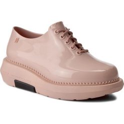 Półbuty MELISSA - Grunge + Vitorino Camp 32227 Pink/Black 51647. Czerwone półbuty damskie Melissa, z tworzywa sztucznego. W wyprzedaży za 289.00 zł.