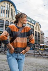 Ciepły Sweter w Bloki Kolorystyczne - Model 4. Swetry damskie MOE, l, bez wzorów, z materiału, bez kołnierzyka, bez ramiączek, bez kaptura. Za 214.90 zł.