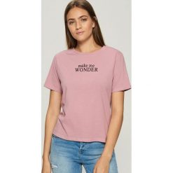 T-shirt z napisem - Różowy. Czerwone t-shirty damskie Sinsay, z napisami. Za 19.99 zł.