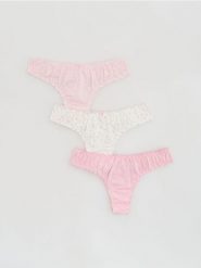 Wzorzyste majtki stringi 3 pack - różowy. Czerwone stringi damskie Reserved, l, bez wzorów. Za 49.99 zł.