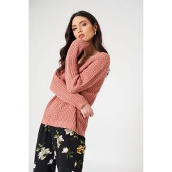 Rut&Circle Sweter z dekoltem V Mira - Pink. Różowe swetry damskie Rut&Circle, z dzianiny. W wyprzedaży za 52.48 zł.