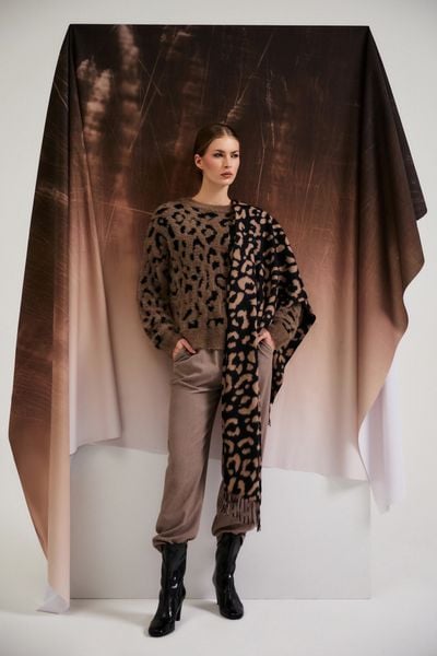 Sweter w panterkę brązowy. Brązowe swetry damskie MOODO, l, bez wzorów, z poliamidu, bez kołnierzyka, bez ramiączek, bez kaptura. Za 159.99 zł.