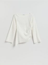 Bluzka z asymetrycznym dołem - złamana biel. Bluzki damskie Reserved, l, bez wzorów, z tkaniny, z asymetrycznym kołnierzem, bez ramiączek. Za 109.99 zł.