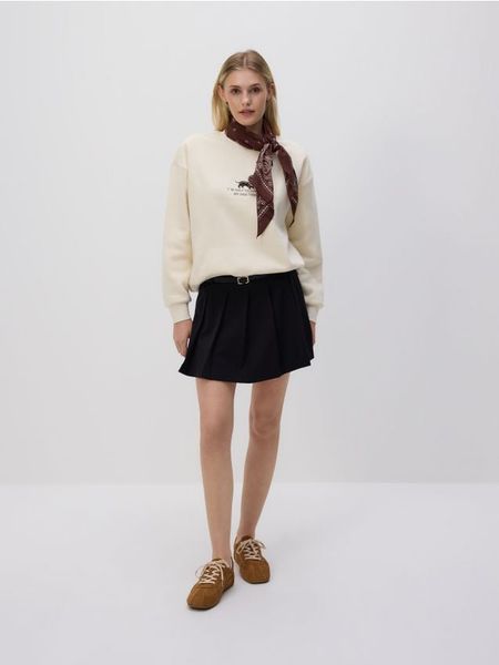 Plisowane spódnico-szorty z paskiem - czarny. Czarne szorty damskie Reserved, l, bez wzorów, z tkaniny. W wyprzedaży za 79.99 zł.