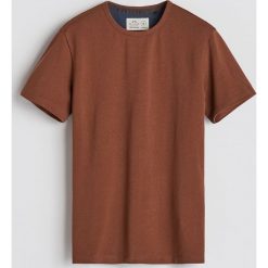 Gladki T-shirt - Brązowy. Brązowe t-shirty damskie Reserved, l, bez wzorów, bez kołnierzyka. Za 59.99 zł.