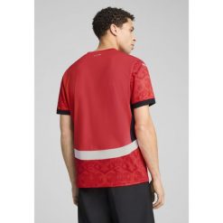 Męska koszulka domowa Egipt 2025 PUMA Red Black. Czarne koszulki sportowe męskie Puma, l, z aplikacjami, bez kołnierzyka, bez ramiączek, do piłki nożnej. Za 398.50 zł.