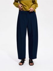 Spodnie z kantem - granatowy. Niebieskie spodnie materiałowe damskie Reserved, l, bez wzorów, z tkaniny. Za 129.99 zł.