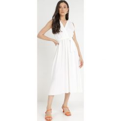 Biała Sukienka Iolaera. Białe sukienki damskie Born2be, na lato, z aplikacjami, z materiału, bez kołnierzyka, bez ramiączek, midi, kopertowe. Za 29.99 zł.