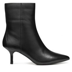 Botki Geox. Czarne botki damskie Geox, bez obcasa, na szpilce, bez zapięcia. Za 539.99 zł.