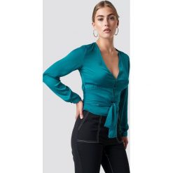 NA-KD Koszula na guziki z wiązaniem - Green,Turquoise. Zielone koszule damskie NA-KD, z poliesteru, dekolt w kształcie v, z długim rękawem. Za 100.95 zł.