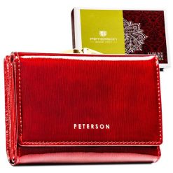 Portfel damski z lakierowanej skóry naturalnej w czerwonym kolorze - Peterson. Czerwone portfele damskie Peterson, bez wzorów, z lakierowanej skóry. Za 134.99 zł.