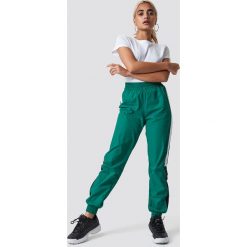 NA-KD Trend Spodnie Side Stripe Tracksuit - Green. Spodnie materiałowe damskie marki NA-KD Trend. Za 141.95 zł.