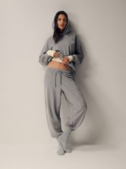 4F Bluza dresowa loose z kapturem damska - szara L. Szare bluzy damskie 4f, l, bez wzorów, z dresówki, klasyczne, bez kołnierzyka, bez ramiączek, z kapturem. Za 189.99 zł.