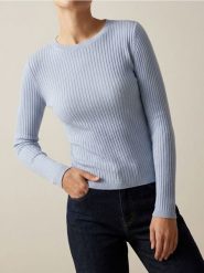 Klasyczny prążkowany sweter - błękitny. Niebieskie swetry damskie Sinsay, l, bez wzorów, prążkowane, klasyczne, bez kołnierzyka, bez ramiączek, bez kaptura. Za 29.99 zł.